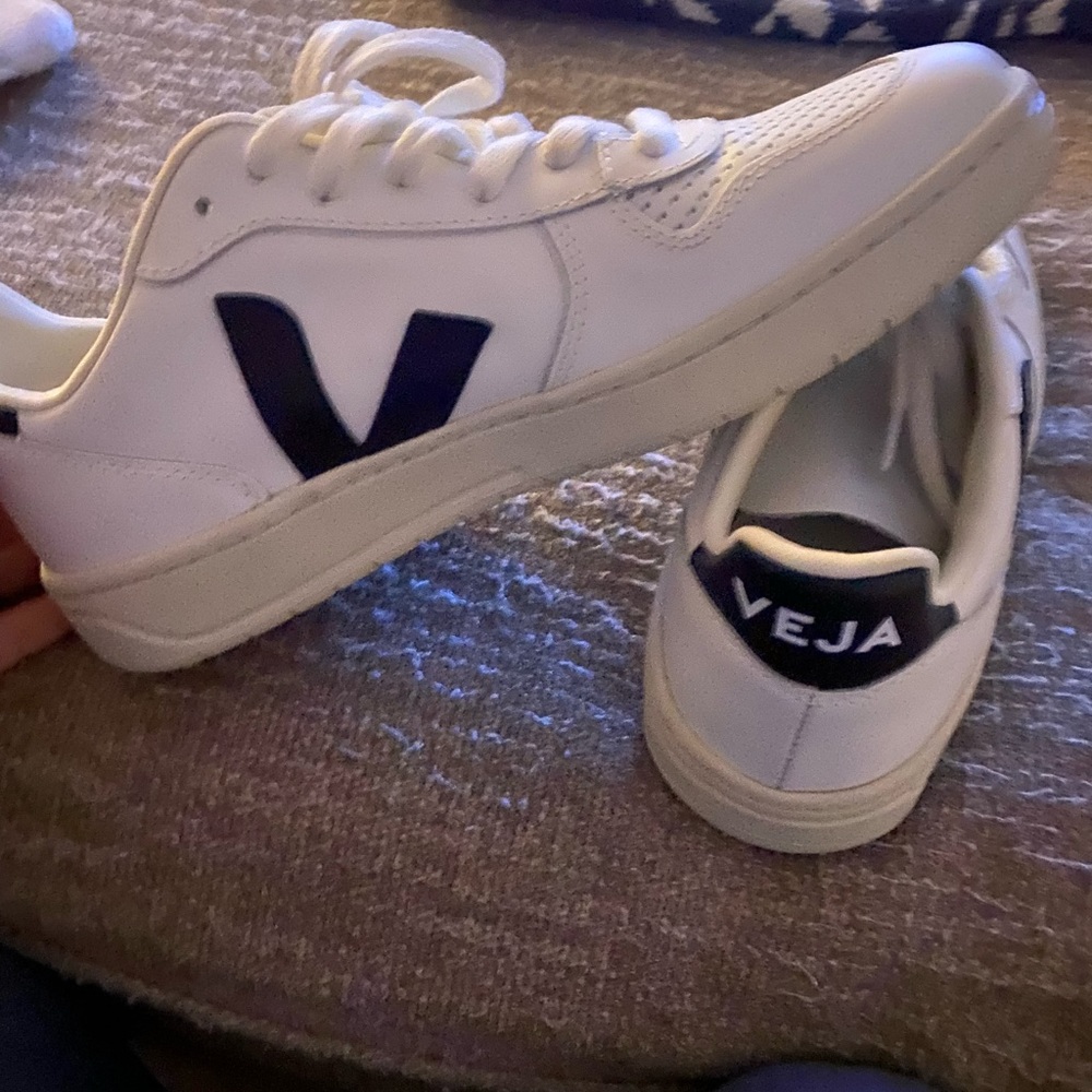 Women Veja. Worn once, too big. No box